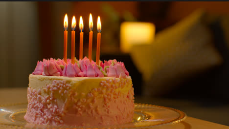Nahaufnahme-Einer-Party-Feier-Torte-Zum-Geburtstag,-Dekoriert-Mit-Zuckerguss-Und-Kerzen-Auf-Dem-Tisch-Zu-Hause-6